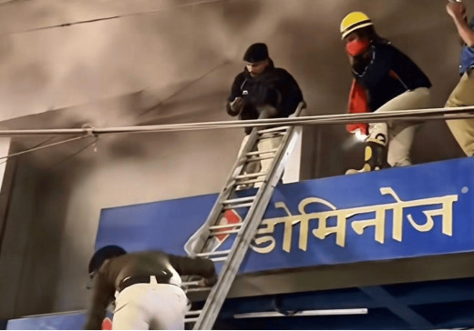 डोमिनोज पिज्जा सेंटर में लगी आग, मची अफरातफरी
